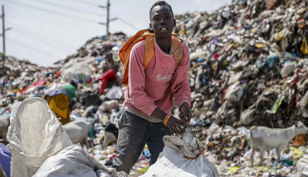 Mohamed Nassur, 17, mengais besi tua untuk dijual di TPA terbesar di Kenya, tempat dia sekarang bekerja setelah ibunya kehilangan pekerjaan dan sekolahnya ditutup karena pandemi virus corona, di Nairobi, Kenya, 26 September 2020. (AP Photo/Brian Inganga)