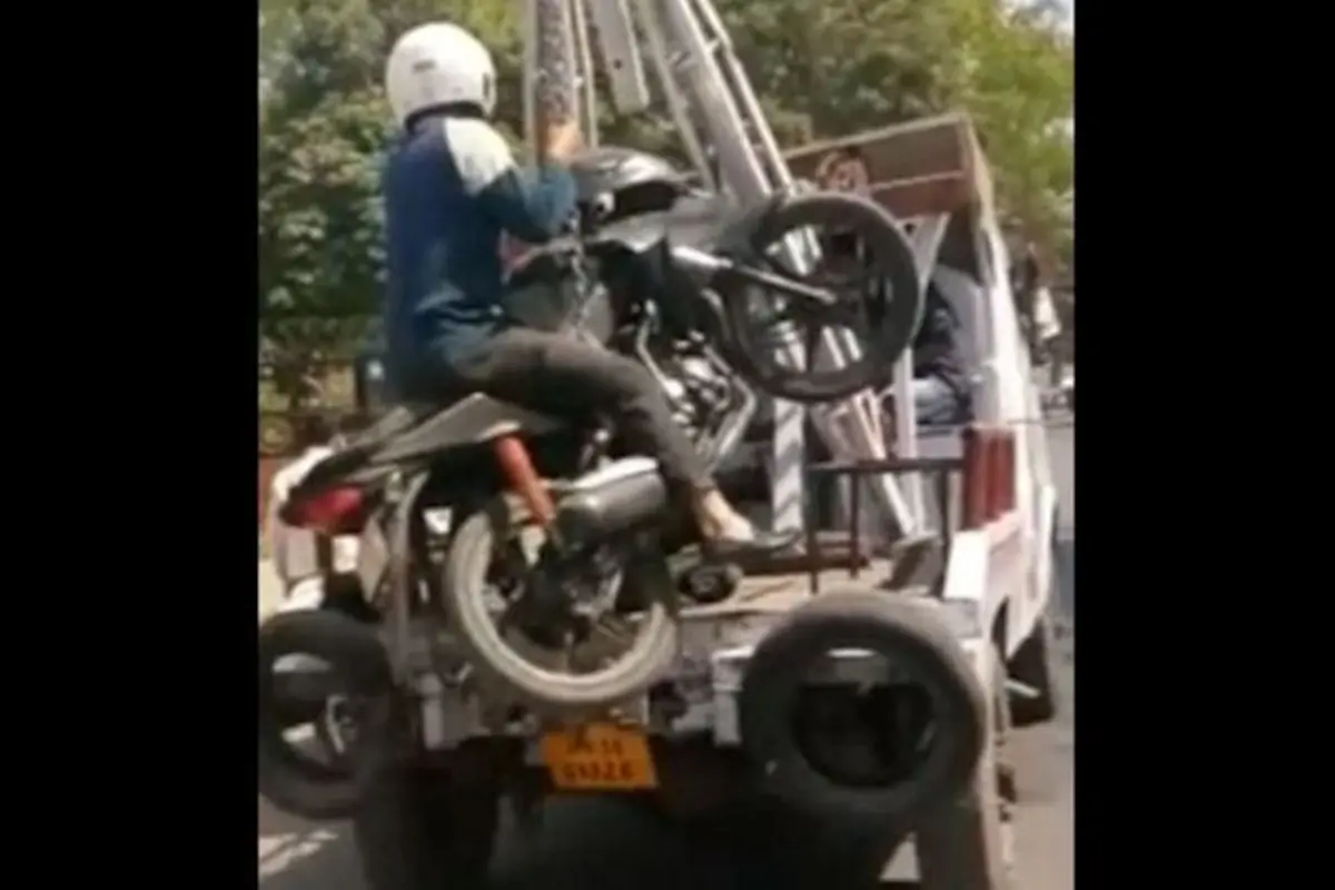 Pria Nekat Naik Motor 