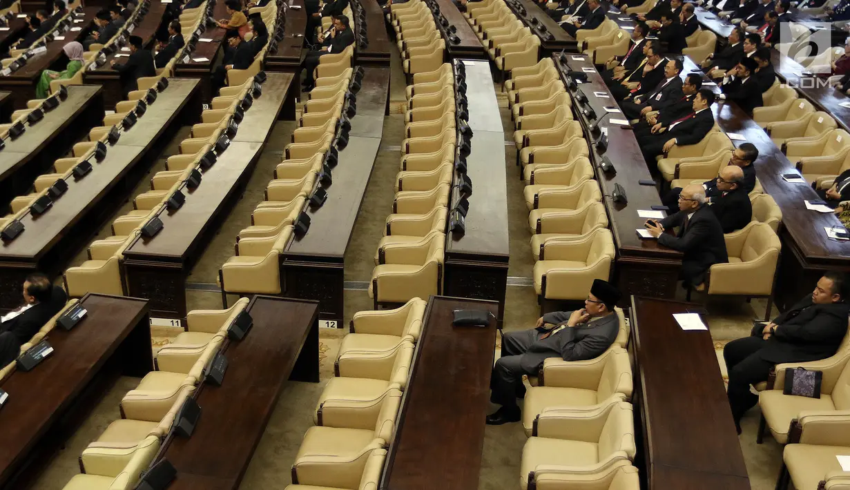 Penampakan bangku kosong pada Sidang Paripurna DPR di Kompleks Parlemen, Senayan, Jakarta, Jumat (16/8/2019). Sejumlah bangku terlihat kosong dalam sidang yang beragendakan pidato Presiden Joko Widodo atau Jokowi dan Ketua DPR Bambang Soesatyo tersebut. (Liputan6.com/JohanTallo)