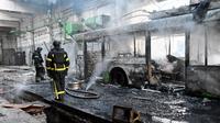 Sejak itu, Rusia terus melancarkan serangan udara dengan menghujani sejumlah kota, termasuk Ibu Kota Ukraina, Kyiv. (SERGEY BOBOK/AFP)