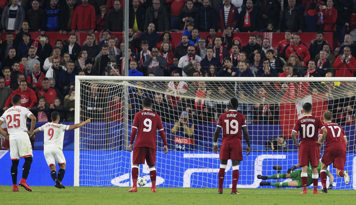 Proses terjadinya gol yang dicetak striker Sevilla, Wissam Ben Yedder, ke gawang Liverpool pada laga Liga Champions di Stadion Ramon Sanchez Pizjuan, Sevilla, Selasa (21/11/2017). Kedua klub bermain imbang 3-3. (AP/Miguel Morenatti)