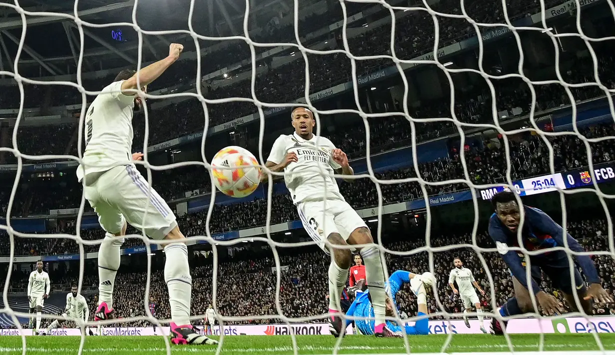 Pemain Real Madrid, Eder Militao (tengah) mencetak gol bunuh diri pada laga leg pertama semifinal Copa Del Rey 2022/2023 melawan Barcelona di Santiago Bernabeu, Madrid, Jumat (03/03/2023) WIB. Gol ini menjadi satu-satunya gol yang berhasil memenangkan Barcelona dengan skor 1-0. (AFP/Javier Soriano)