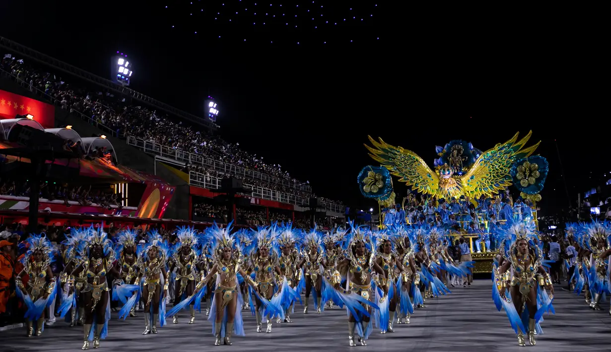 Penampil dari sekolah samba Portela memeriahkan perayaan karnaval di Sambadrome, Rio de Janeiro, Brasil, Senin (20/2/2023). Para anggota sekolah samba di Brasil tampil pada parade karnaval di Sambadrome, Rio de Janeiro, Brasil. Karnaval terbesar di dunia tersebut merupakan kompetisi parade tahunan di stadion raksasa yang diubah menjadi jalan-jalan raya dikenal sebagai "Sambadrome". (AP Photo/Bruna Prado)