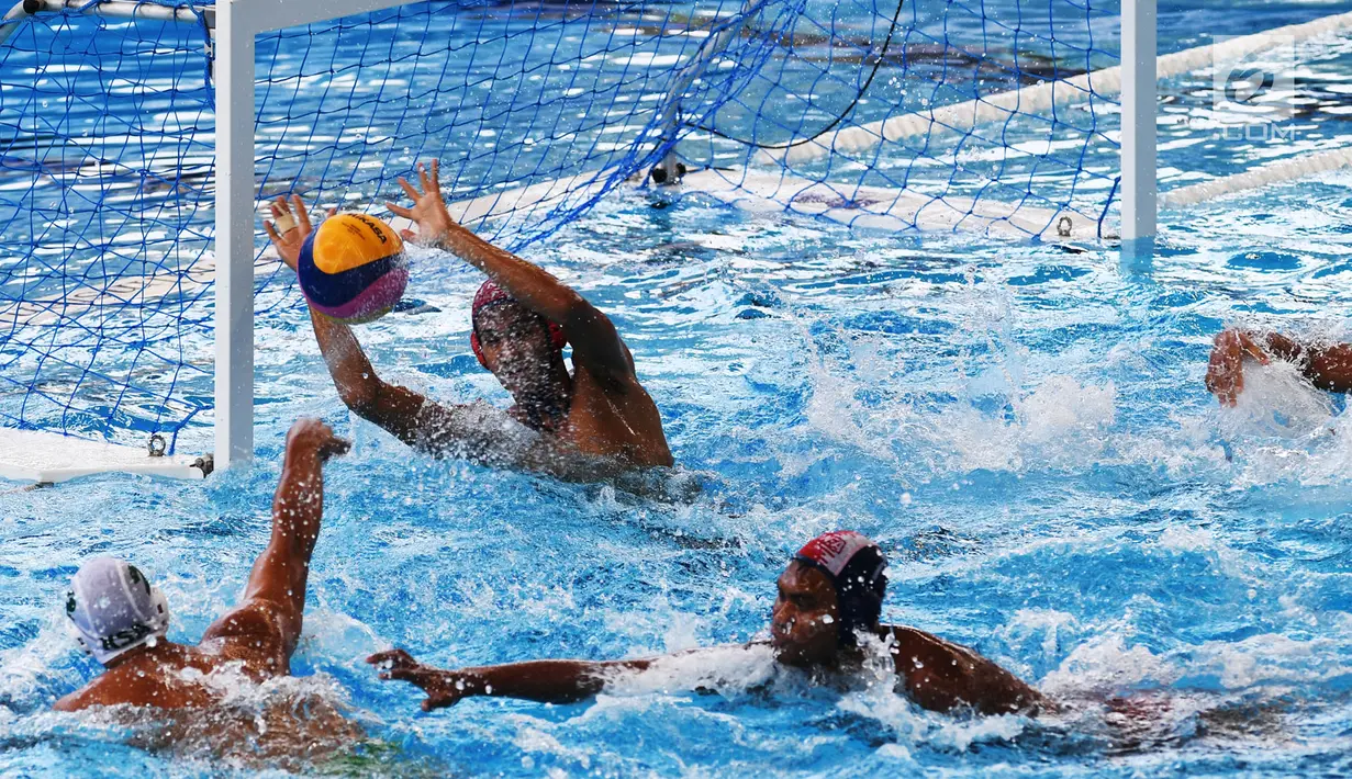 Pemain polo air Indonesia menghalau pemain Arab Saudi pada laga terakhir peringkatan Asian Games 2018 di Stadion Aquatic Centre, GBK, Jakarta, Sabtu (1/9). Indonesia kalah dengan skor 8-12. (Merdeka.com/Imam Buhori)