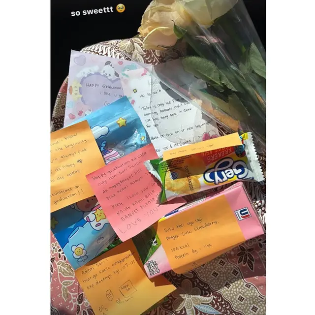 6 Potret Nasha Anaya Bareng Teman di Momen Wisuda SMP, Dapat Banyak Surat