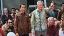 Presiden RI, Joko Widodo bersama PM Singapura Lee Hsien Loong menyaksikan manuver F16 Angkatan Udara Singapura dan F16 TNI-AU dalam peringatan 50 tahun hubungan bilateral Indonesia dan Singapura di Singapura, Kamis (7/9). (AFP Photo/Roslan Rahman)