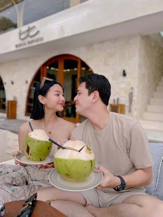 Pasangan stylish ini rupanya juga tampil matching dengan pemilihan warna outfit senada. [@glencahysaraofficial]