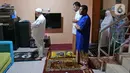 Warga melaksanakan salat Idul Fitri di kediamannya kawasan Mekarsari, Depok, Jawa Barat, Minggu (24/5/2020). Warga menjalankan salat Idul Fitri di rumah saat pandemi COVID-19. (Liputan6.com/Herman Zakharia)