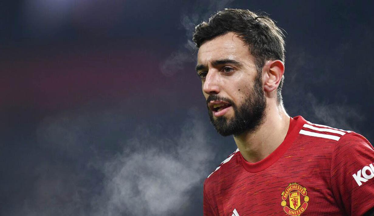 Gelandang Manchester United, Bruno Fernandes, tampak kecewa usai ditaklukkan Manchester City pada laga Piala Liga Inggris di Stadion Old Trafford, Rabu (6/1/2021). City menang dengan skor 2-0. (Peter Powell/Pool via AP)