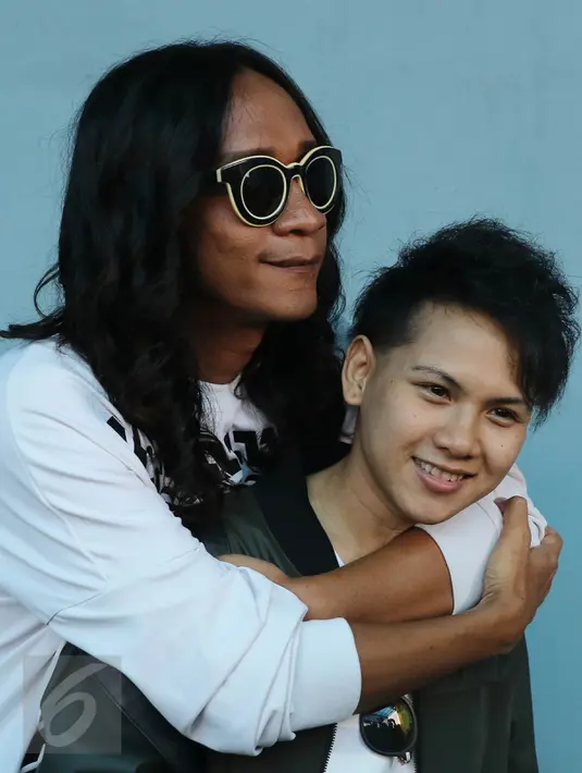 Komedian, Aming Sugandhi merangkul mesra istrinya, Evelyn Nada Anjani ketika wawancara dengan awak media usai mengisi acara di kawasan Tendean, Jakarta, Rabu (31/8). Aming akhirnya membawa serta sang istri ke depan publik. (Liputan6.com/Herman Zakharia)