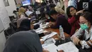 Warga mengurus surat pindah tempat memilih atau Formulir A5 Pemilu 2019 di Kantor KPUD Jakarta Selatan, Jakarta, Rabu (10/4). Ratusan warga rela mengantre sejak pagi untuk mengurus Formulir A5. (Liputan6.com/Herman Zakharia)