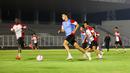 Jens Raven mencoba melewati rekannya dalam latihan Timnas Indonesia U-20 di Stadion Madya, Jakarta Pusat, pada Minggu (22/9/2024) malam WIB. (Bola.com/Abdul Aziz)