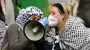 Polisi juga sempat menangani puluhan mahasiswa yang berkumpul di kampus Sciences Po di kota Paris pada Rabu malam. (Dimitar DILKOFF/AFP)