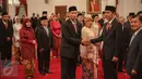 Presiden Jokowi (kedua kanan) berjabat tangan dengan salah satu dari sembilan anggota Komisi Kejaksaan dengan masa jabatan 2015-2019 usai pelantikan di Istana Merdeka, Jakarta, Kamis (6/7/2015). (Liputan6.com/Faizal Fanani)
