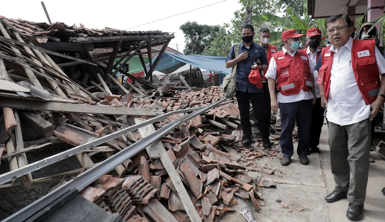 Ketua Umum Palang Merah Indonesia (PMI) Jusuf Kalla (kanan) meninjau lokasi gempa di Kabupaten Cianjur, Jawa Barat, Rabu (23/11/2022). Menurut Jusuf Kalla, tiga hal pokok yang harus dipenuhi dalam keadaan darurat bencana patut diprioritaskan dalam sebulan ke depan. (Ade Danhur/Staff JK)