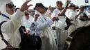 Penurunan biaya ini diklaim tidak akan mengurangi kualitas layanan bagi jemaah di Arab Saudi. Tampak dalam foto, para calon jamaah haji berlatih ritual haji menggunakan replika tempat-tempat suci di Pusat Pelatihan Manasik Al Mahmudah (AMTC), sebuah fasilitas pelatihan haji yang menampilkan replika tempat-tempat ziarah utama, di Tangerang Selatan pada 5 April 2026. (YASUYOSHI CHIBA/AFP)
