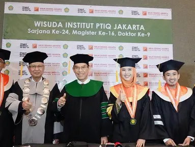 Ustaz Subki menjalani wisuda S3 dan mendapatkan gelar doktor setelah menyelesaikan sidang terbuka di Institut Perguruan Tinggi Ilmu Al-Quran Jakarta di Jakarta Convention Center (JCC), Selasa (15/11/2022). Senyum bahagia terpancar dari para wisudawan yang berfoto dengan guru besar universitas. (Liputan6.com/IG/@okisetianadewi)