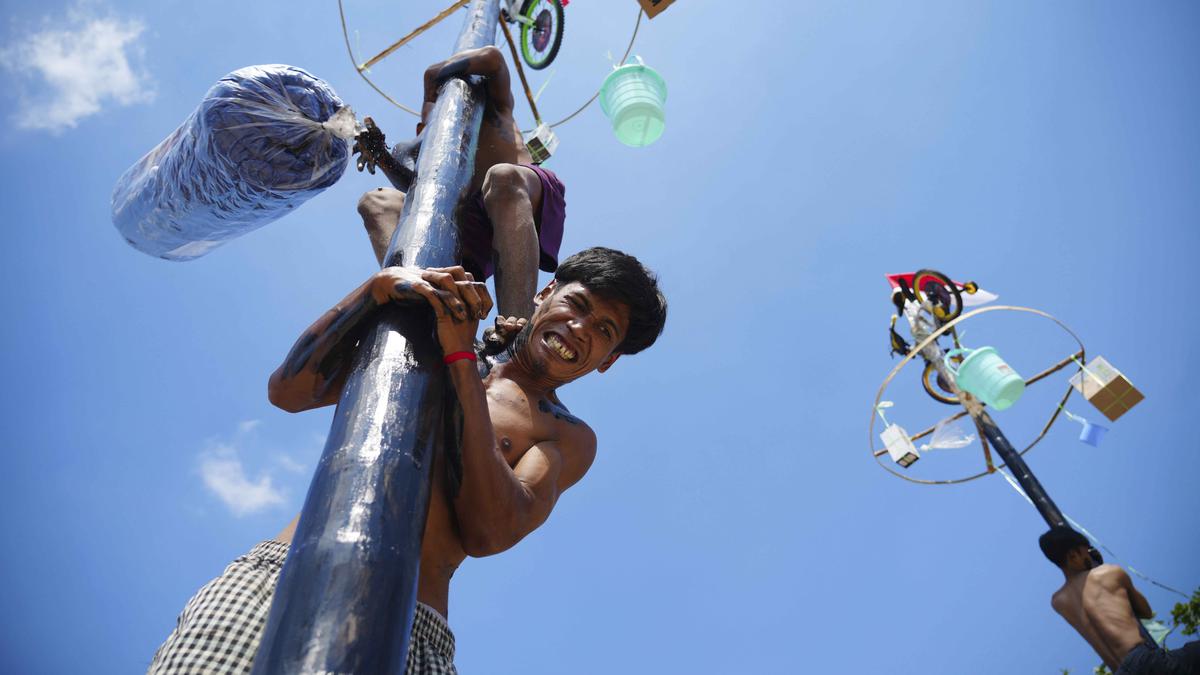 Meriahkan HUT ke-80 RI, Seperti Ini Kegigihan Warga Ikuti Lomba Panjat Pinang Kolosal di Ancol