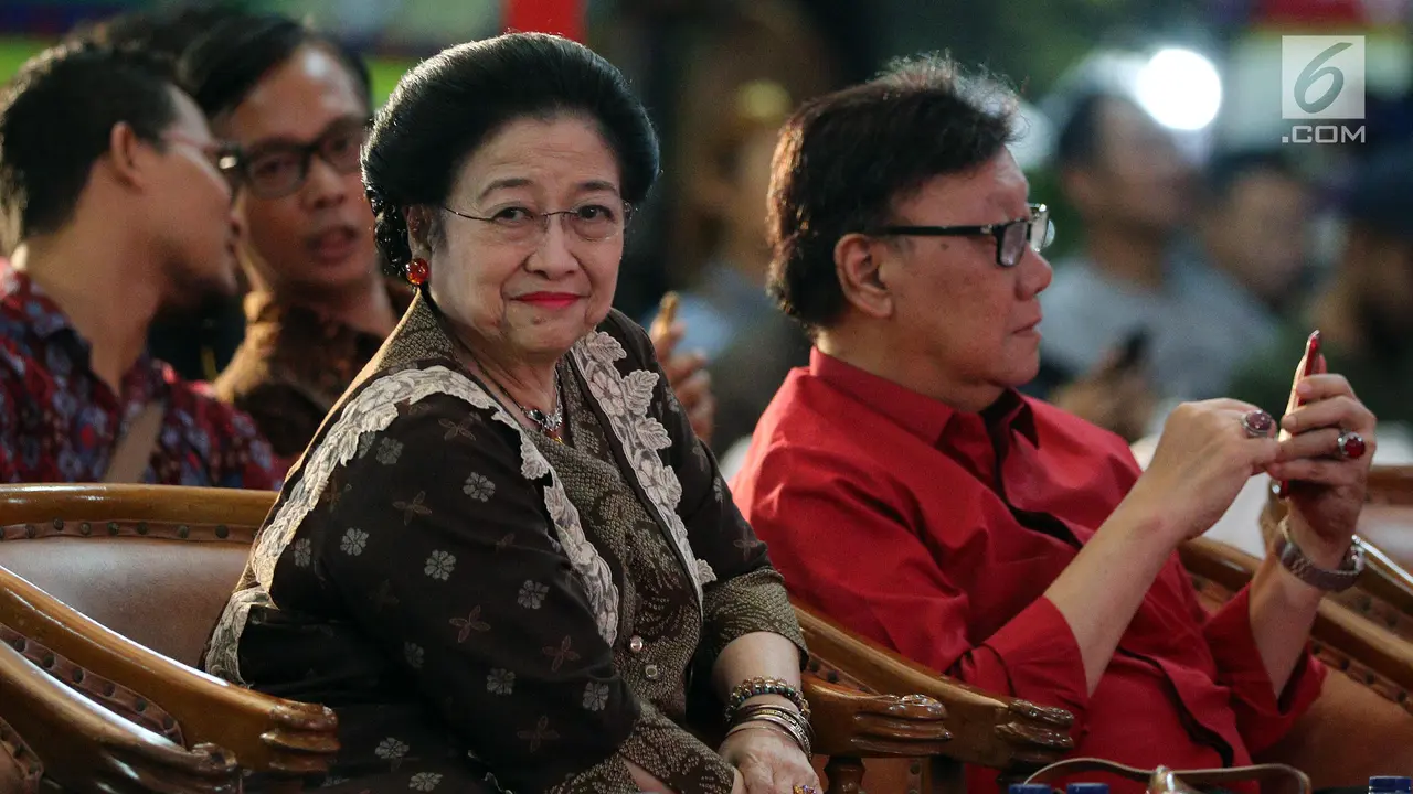 FOTO: HUT PDIP, Megawati Soekarnoputri Potong Tumpeng Pada Pagelaran Wayang Kulit