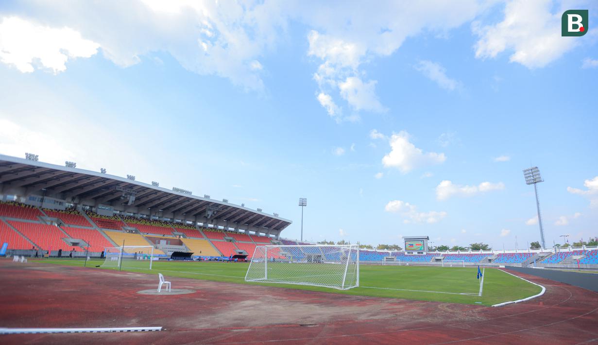 Kondisi 700th Anniversary Stadium terlihat cukup bagus. Rumputnya hijau meski di beberapa titik permukaan lapangannya terlihat kurang rata. (Bola.com/Bagaskara Lazuardi)