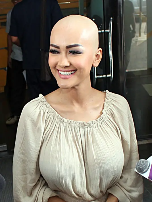 Mengidap penyakit kanker, Julia Perez mengaku tidak memiliki batasan dalam melakukan aktivitas kesehariannya. Keseimbangan antara aktivitas dan istirahat yang cukup adalah hal yang diterapkan oleh Julia Perez. (Deki Prayoga/Bintang.com)