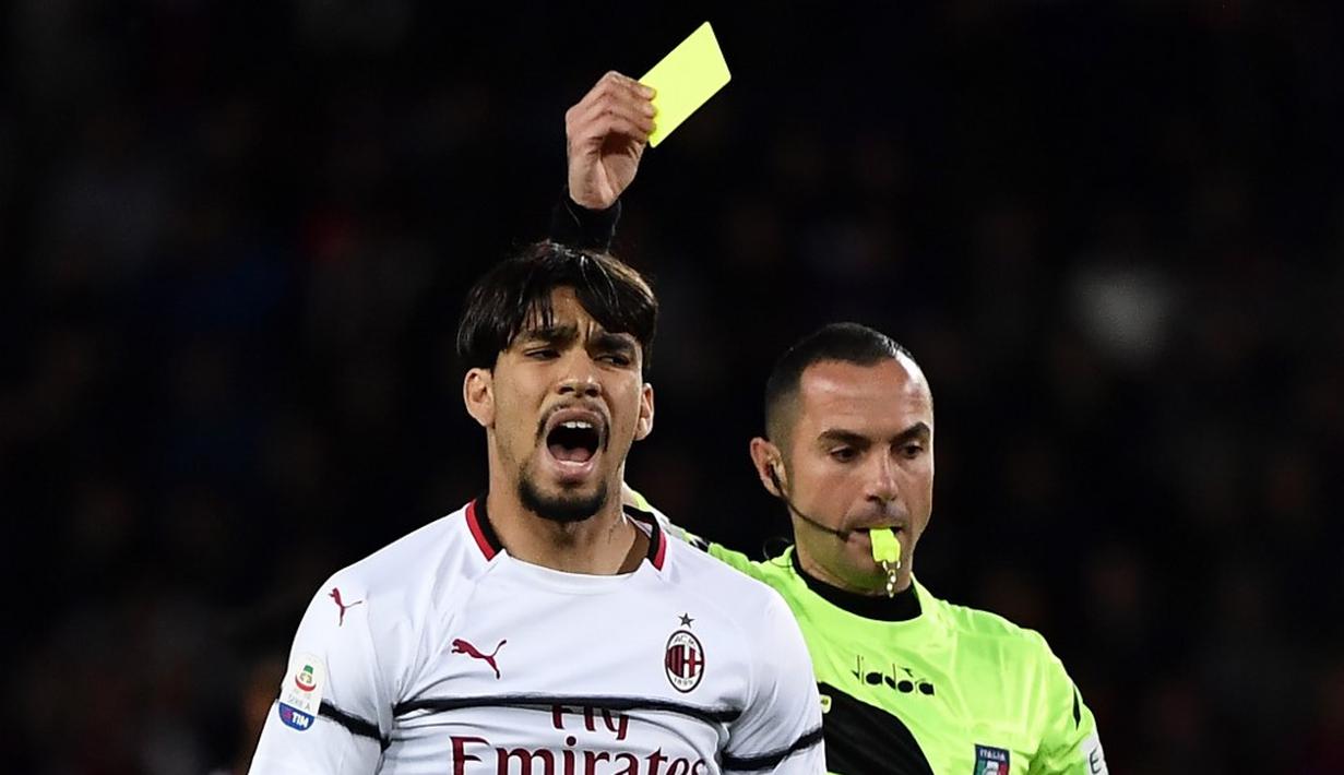 Ekspresi Lucas Paqueta usai diganjal kartu kuning pada laga lanjutan Serie A yang berlangsung di Stadion Turin, Torino, Senin (30/4). AC Milan kalah 0-2 kontra Torino. (AFP/Marco Bertorello)