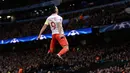 Penyerang AS Monaco, Radamel Falcao melakukan selebrasi usai mencetak gol ke gawang Manchester City pada Leg pertama 16 besar Liga Champions di stadion Etihad, Inggris (22/2). Falcao mencetak dua gol di pertandingan ini. (AFP Photo / Oli Scarff)