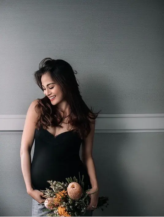 Setelah nikah, Acha Septriasa menemani sang suami Vicky Kharisma di Australia. Acha Septriasa tengah menikmati masa hamil tua yang tinggal menghitung hari. Dalam komentarnya, Acha melahirkan 19 September mendatang. (Instagram/septriasaacha)