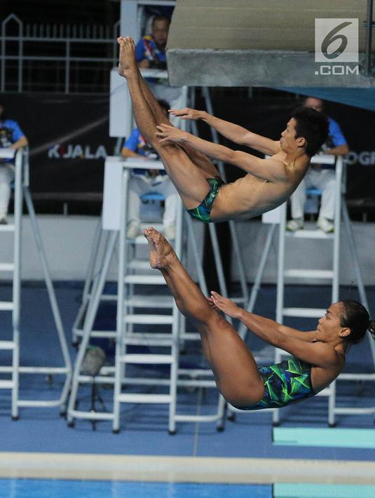 Atlet Loncat Indah Indonesia Andriyan (kiri), Della Dinarsari Harimurti saat berlaga dalam final loncat indah Sea Games 2017, Aquatics Centre, Bukit Jalil, Malaysia, (28/8). Indonesia kalah dengan poin 231.18. (Liputan6.com/Faizal Fanani)