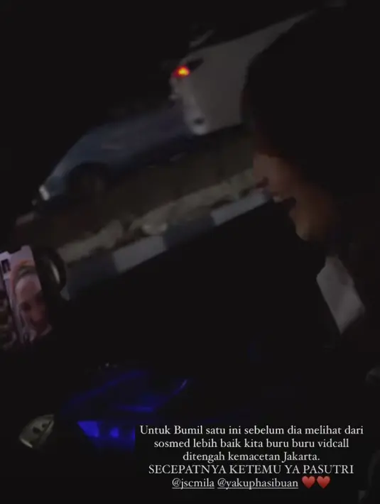 Kejutan masih berlanjut, di mana Enzy juga mengejutkan Jessica Mila lewat panggilan video. "Untuk Bumil satu ini sebelum dia melihat dari sosmed lebih baik kita buru-biri vidcall di tengah kemacetan Jakarta," tulis Enzy dalam unggahan Instagram Stories. [Foto: Instagram Stories/enzystoria]