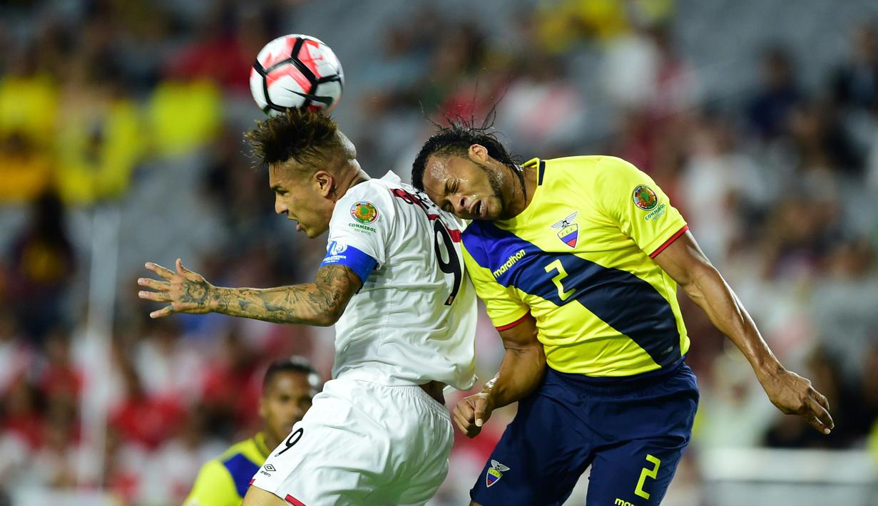 Pemain Ekuador, Arturo Mina (kanan) berebut bola dengan pemain Peru, Paolo Guerrero pada babak penyisihan grup B Copa America Centenario 2016 di Glendale, Arizona, AS, (9/6/2016) WIB. (AFP/ Alfredo Estrella)