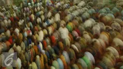 Ribuan jemaah saat melaksanakan ibadah Salat Jumat di Masjid Istiqlal, Jakarta, Jumat (10/6). Umat muslim memadati masjid Istiqlal menunaikan shalat Jumat pertama di bulan Ramadan 1437 H. (Liputan6.com/Gempur M Surya)