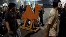 Masyarakat pun menyambut sukacita di sepanjang rute yang dilewati pawai obor. (Liputan6.com/Angga Yuniar)