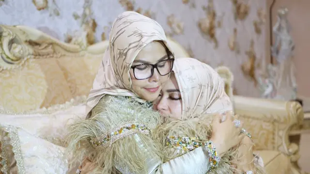 Enggak Kalah Cetar, Ini 6 Gaya Glamor Ibunda Syahrini