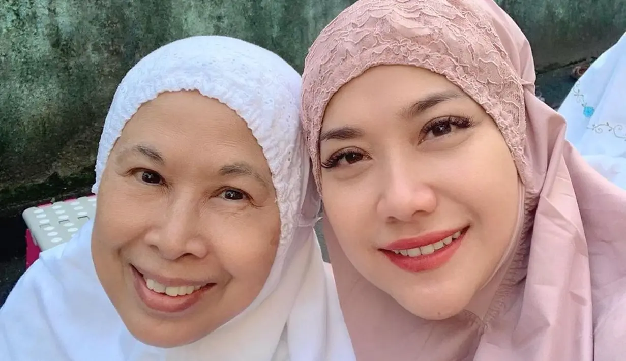 Bunga Citra Lestari dekat dengan ibunda almarhum Ashraf Sinclair, Dida Sinclair. Kedekatan menantu dan mertua ini dipuji netizen. Terlebih saat penyanyi kelahiran 22 Maret 1983 memakai mukena ketika momen salat Idul Fitri bersama ibu mertua. (Liputan6.com/IG/@bclsinclair)