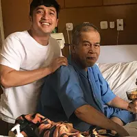 "Pas sampai, Appa nggak sadar diri, mesti transfusi darah. Pas transfusi darahnya itu nggak bisa masuk darahnya, saya panggil-panggil, 'Appa, Appa'. Akhirnya tiba-tiba transfusi darahnya bisa masuk," terangnya menambahkan. (Instagram/irfanhakim75)