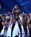 Seorang public figure terkadang harus terlihat baik-baik saja di depan umum meski sebenarnya menyakitkan. Seperti halnya Beyonce di atas panggung, meski darah sudah bercucuran ia tetap melanjutkan penampilannya. (doc.People.com)