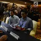 Cawapres nomor urut 02 Sandiaga Uno (kanan) menyerahkan Laporan Penerimaan dan Pengeluaran Dana Kampanye (LPPDK) Pilpres 2019 kepada petugas KPU di Jakarta, Kamis (2/5/2019). Hari ini merupakan batas akhir pelaporan LPPDK. (merdeka.com/Imam Buhori)