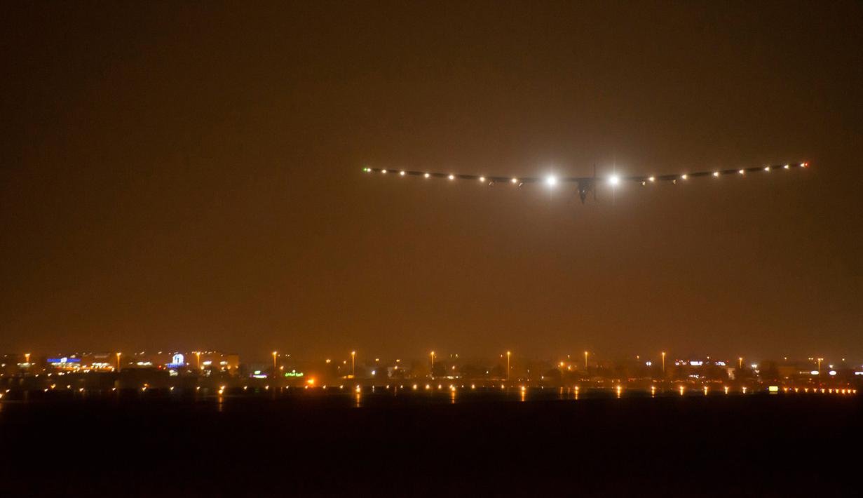 Pesawat Solar Impulse 2 saat ingin mendarat di bandara Ahmedabad, India, Rabu (11/3/2015). Pesawat buatan Swiss tersebut mendarat setelah menempuh perjalanan selama 15 jam.  (Reuters/Jean Revillard)