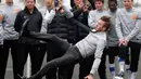 Atlet tampan David Beckham terjatuh usai memperagakan aksi menendang bola di Cina. (Lintao Zhang/Getty Images)