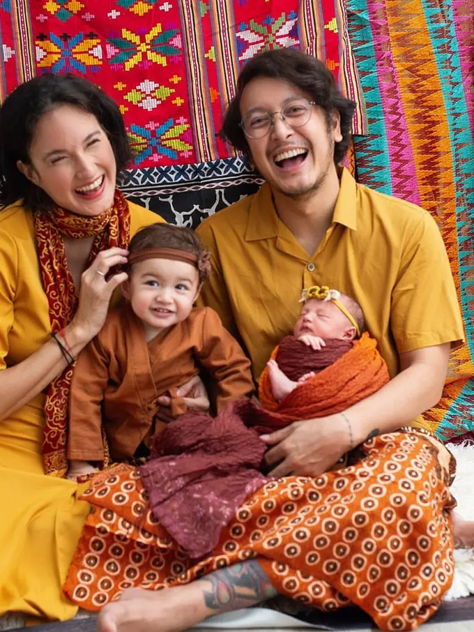 Dimas Anggara dan Nadine Chandrawinata