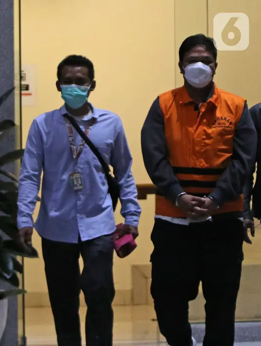 Bupati Kuantan Singingi (Kuansing) Andi Putra memakai rompi tahanan usai diperiksa di gedung Komisi Pemberantasan Korupsi (KPK), Jakarta, Rabu (20/10/2021). KPK resmi menahan Andi Putra bersama General Manager PT Adimulia Agrolestari Sudarso. (Liputan6.com/Herman Zakharia)