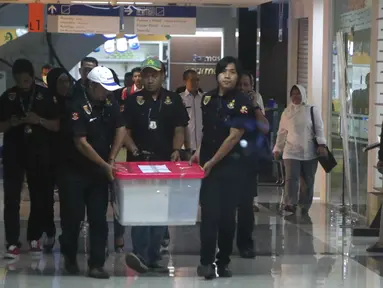Badan Reserse Kriminal Kepolisian RI membawa boks berisi dokumen di sebuah Rumah Sakit di Jakarta, Kamis (4/2/2016). Penggeledahan dilakukan untuk mencari data mengenai pelaksanaan transplantasi ginjal. (Liputan6.com/Gempur M Surya)