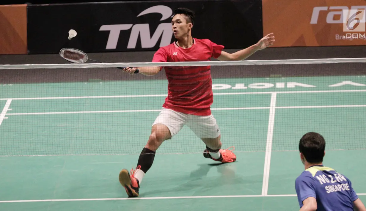 Pebulu tangkis Indonesia Christie Jonatan berusaha memukul kok saat melawan Malaysia dalam laga perempat final Sea Games 2017 di Axiata Arena, Kuala Lumpur, Malaysia, Rabu (27/8). Indonesia menang dengan skor 21-13. (Liputan6.com/Faizal Fanani)