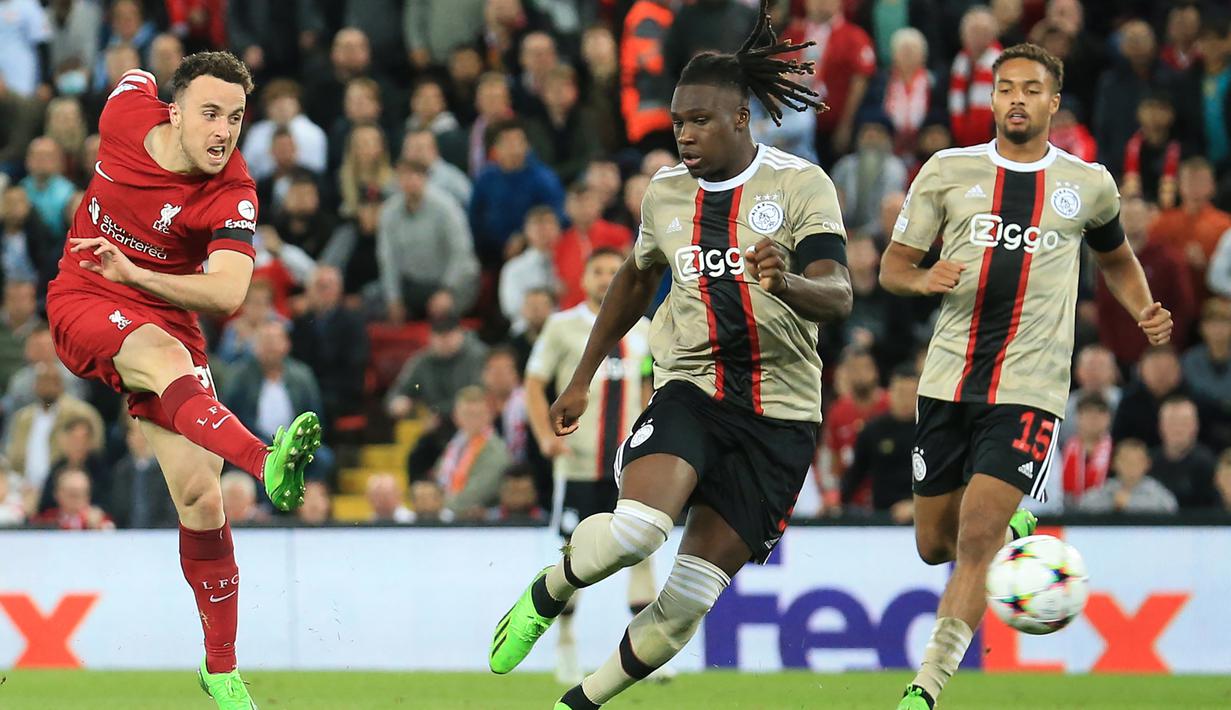 Diogo Jota melepaskan tendangan saat menghadapi Ajax Amsterdam dalam laga Grup A Liga Champions 2022/2023 di Anfield Stadium, Liverpool (13/9/2022). Sayap kiri Portugal yang sejak awal musim 2020/2021 membela Liverpool ini memiliki keahlian di cabor lain yaitu esport. Diogo Jota memiliki tim Esport bernama Diogo Jota Esport. Kemahirannya di ajang esport telah dibuktikannya dengan menjuarai turnamen FIFA Online yang diadakan Premier League saat kompetisi sempat vakum akibat Covid-19 yang diikuti oleh para pemain profesional. (AFP/Lindsey Parnaby)