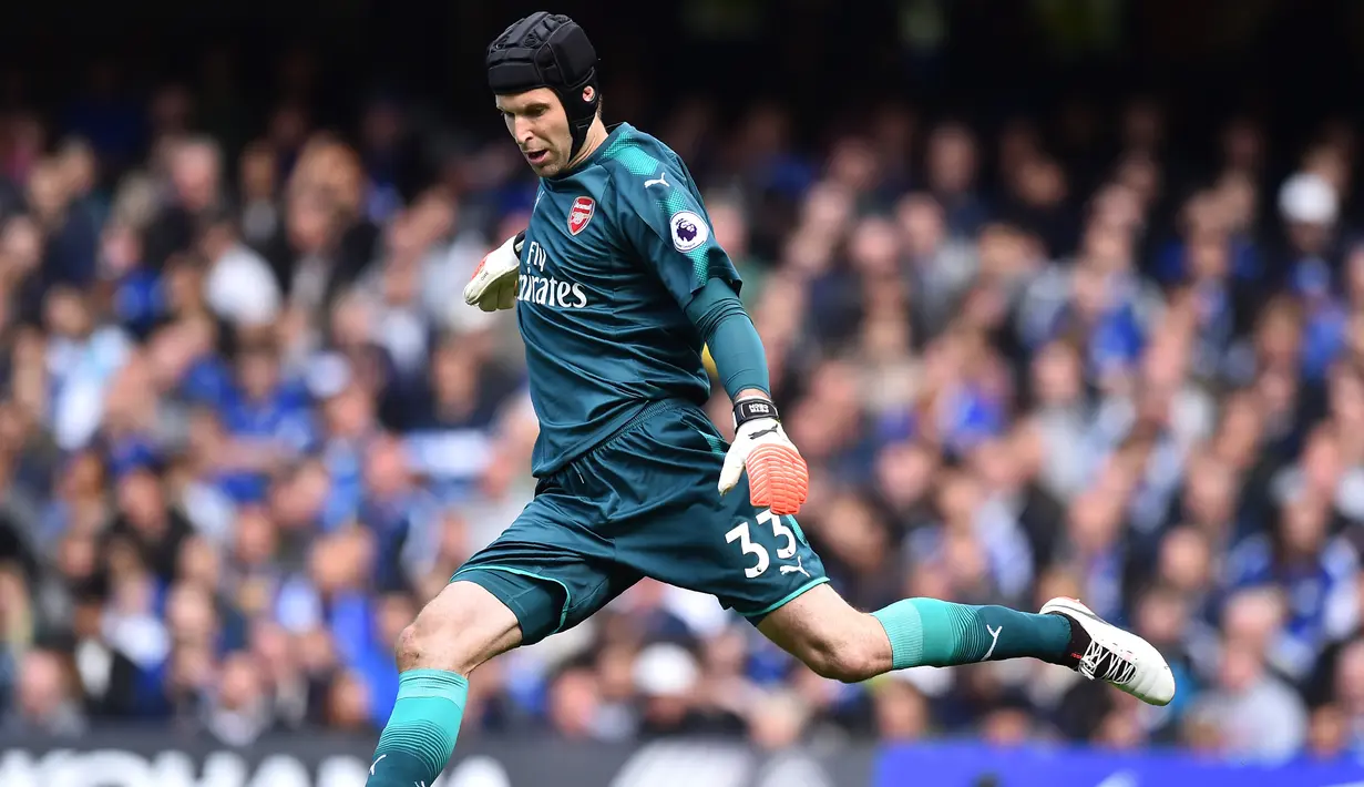 Kiper Arsenal, Petr Cech memiliki durasi kontrak dengan The Gunners hingga 2019. Petr menerima bayaran perminggu sebesar 100.000 pound sterling. (AFP/Glyn Kirk)