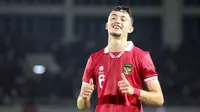 Pemain Timnas Indonesia U-23, Ivar Jenner berpose saat melakukan selebrasi setelah mencetak gol ke gawang Turkmenistan pada laga Grup K Kualifikasi Piala Asia U-23 2024 di Stadion Manahan, Solo, Selasa (12/9/2023). (Bola.com/Arief Bagus)