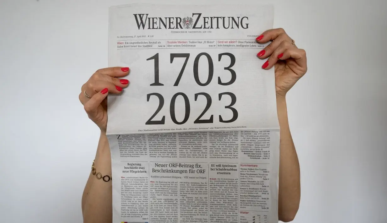 <p>Parlemen Austria memutuskan untuk menghentikan cetakan harian salah satu surat kabar tertua di dunia, Wiener Zeitung, sebelum melanjutkan penerbitannya secara daring. (JOE KLAMAR/AFP)</p>