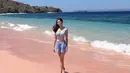 Berada di pink beach, Gege mengenakan atasan bikini biru dipadukan celana pendek warna serasi dan membiarkan rambutnya terurai. Credit: @gegeelisa94