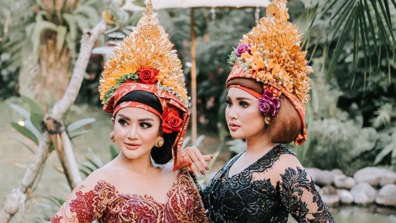 7 Potret Kompak Duo Racun Pakai Busana Bali Ini Curi Perhatian